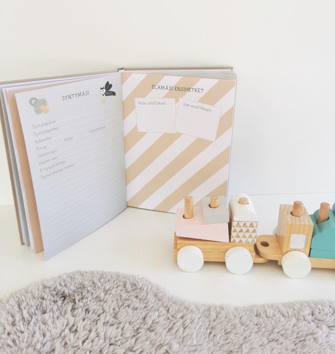 tuotekuva vauvakirjasta. Kuvassa on kirjan sisäsivu, joka kertoo vauvan syntymästä