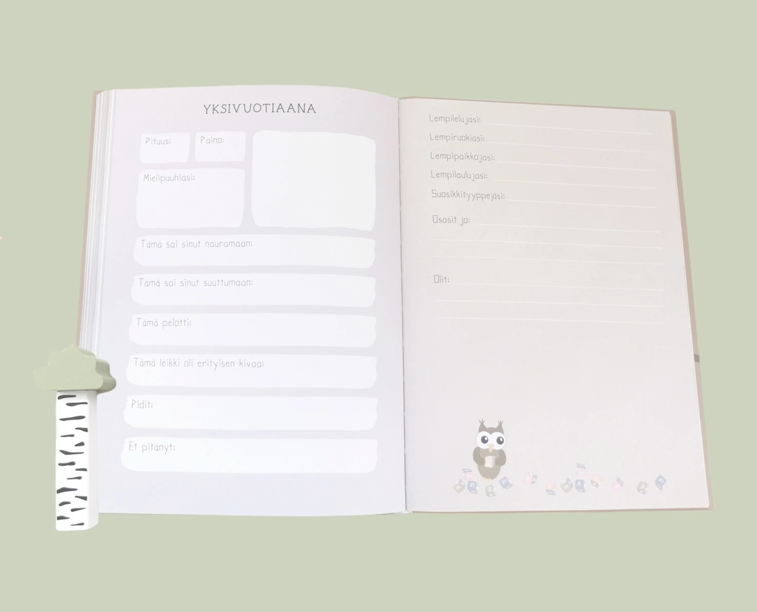 Pieni Rakas - vauvakirjan aukeama, johon voi kirjata lapsen lempiasioita ja muita tärkeitä virstanpylväitä yksivuotiaana.