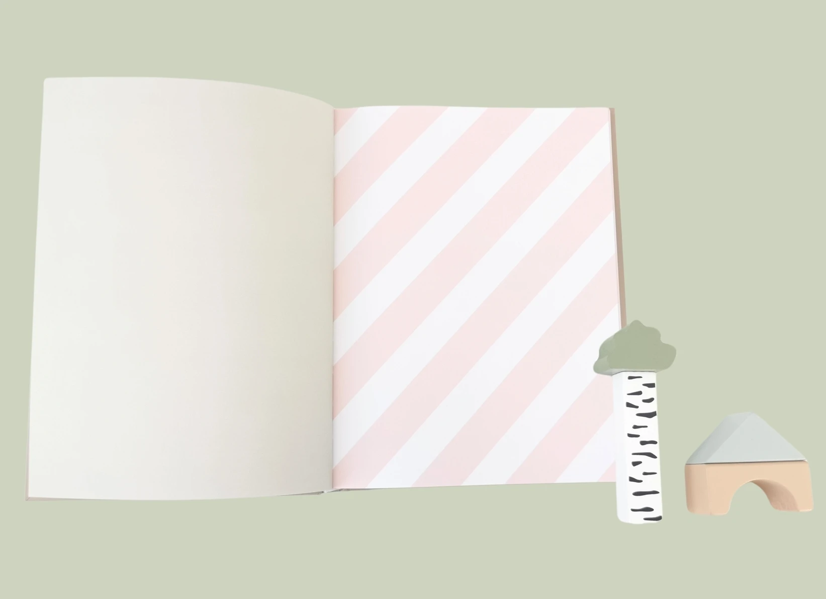 Vauvakirjan aukeama valokuville ja muistiinpanoille.