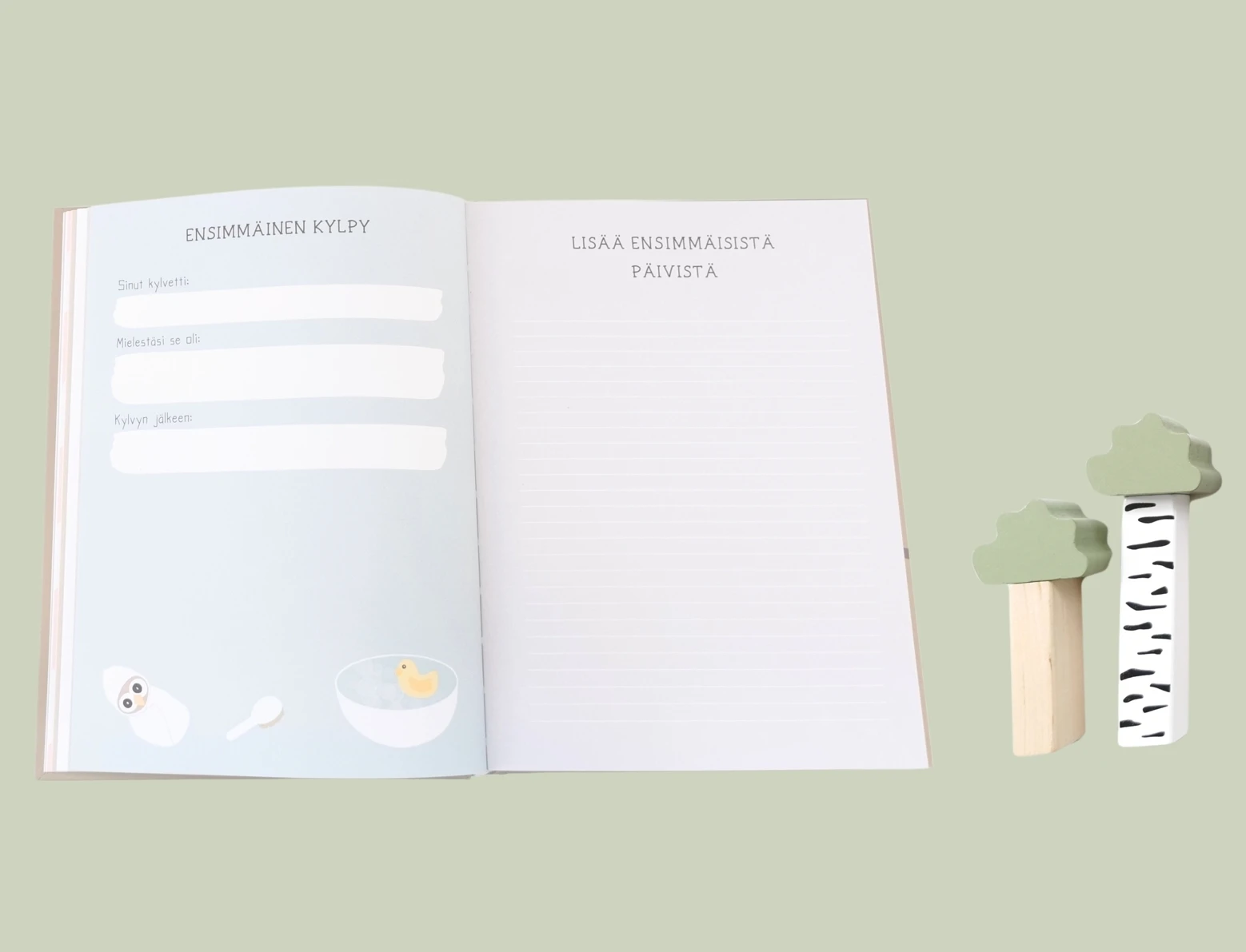 Vauvakirjan aukeama ensimmäisestä kylpyhetkestä, sekä tilaa kirjoittaa ensimmäisistä päivistä kotona.