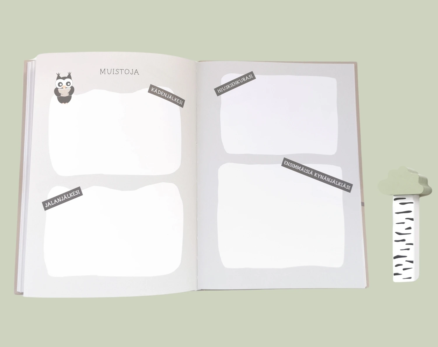 Vauvakirjan aukeama, jossa paikka hiussuortuvalle, jalanjäljelle ja kädenjäljelle.